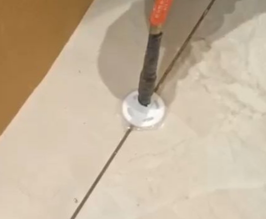 宁安瓷砖空鼓维修公司专业解答瓷砖在铺贴过程中，如果没有涂抹均匀到位的粘结材料（如水泥砂浆或瓷砖胶），可能会导致以下问题